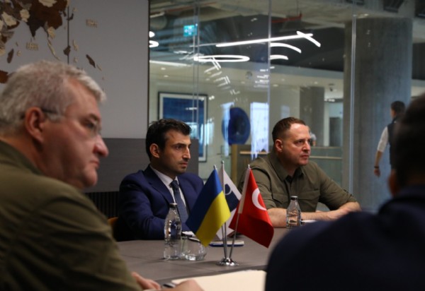 Ukraynalı heyetten Baykar'a ziyaret: Selçuk Bayraktar'a Devlet Liyakat Nişanı takdim edildi